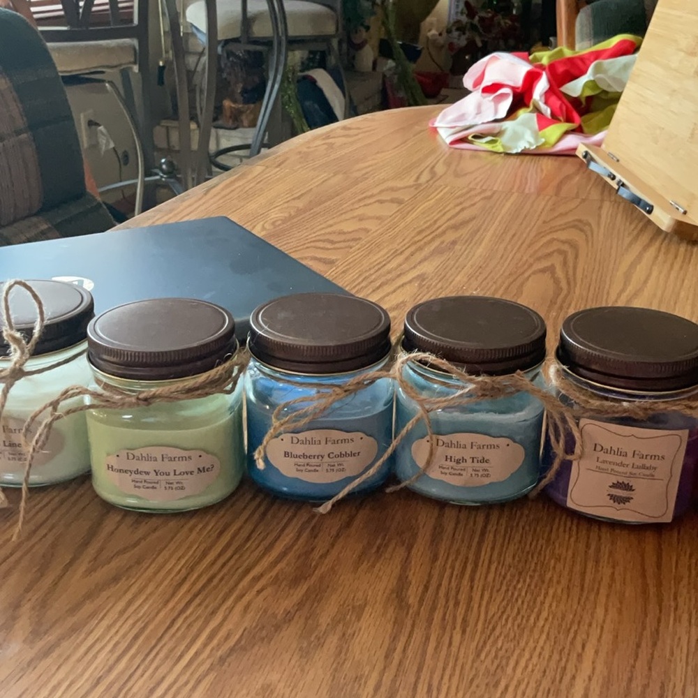 Hand poured soy candle.  Various scents - Picture 3 of 4